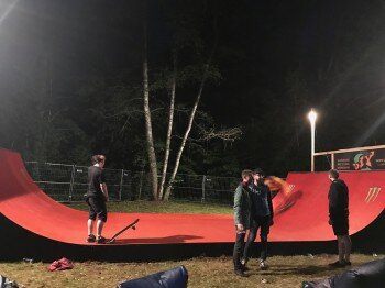 Ir rampa skeiteriams buvo, o greta jos - palapinė su naktiniais Ore.lt rokenšokiais